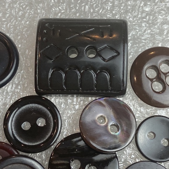Vintage 36 black buttons a variety of shapes and sizes - Picture 7 of 7